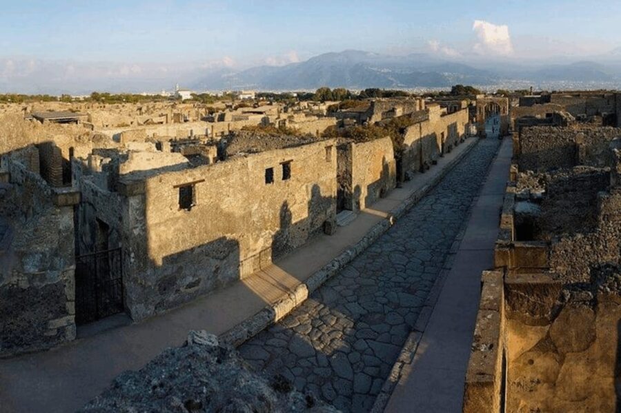 Amalfi Coast: Pompeii Guided Tour with Skip-the-Line Entry - The guided walk: streets, houses, shops, and temples that make sense