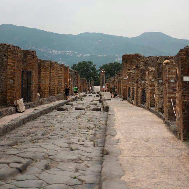 Discover Pompeii: Spanish Walking Tour of the Buried City - Vesuvius context: why it’s more than background noise