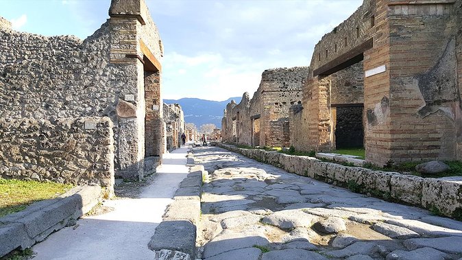 Fast Access Exclusive Private Ancient Pompeii Half Day Tour with Local Guide - Odeon / Teatro Piccolo: 800 Seats and the Human Scale
