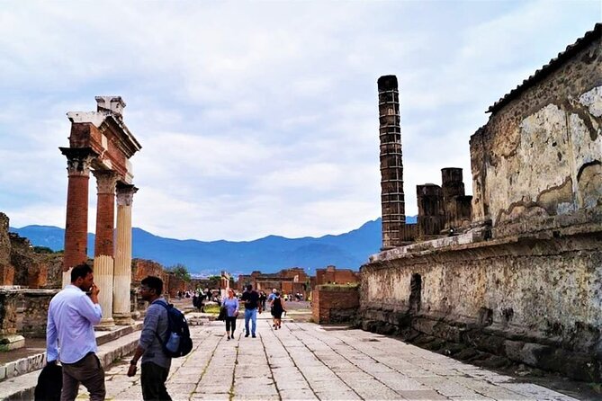 Guided Private Tour in Pompeii - Teatro Grande plus Tempio di Iside: entertainment and sacred space