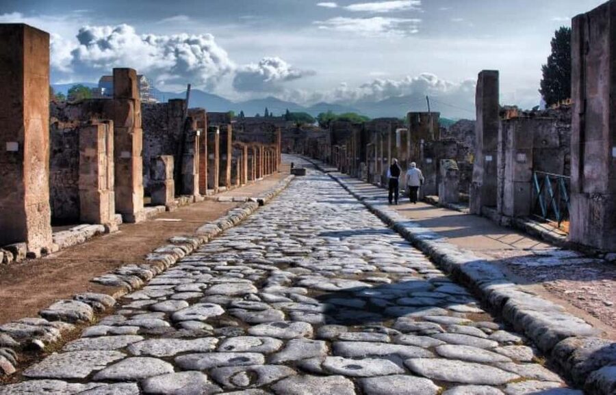 Naples: Amalfi Coast, Sorrento and Pompeii Day Trip - Food and drink: fresh fish, Mediterranean plates, and limoncello culture