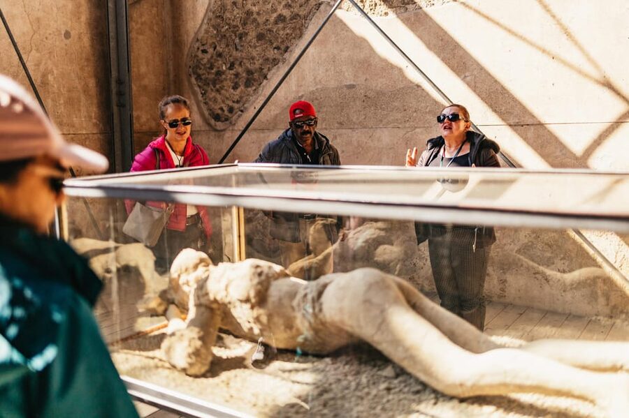 Naples: Pompeii and Mt. Vesuvius with Lunch and Wine Tasting - Pompeii With an Archaeologist: What You’ll Learn (and What You Can Skip)