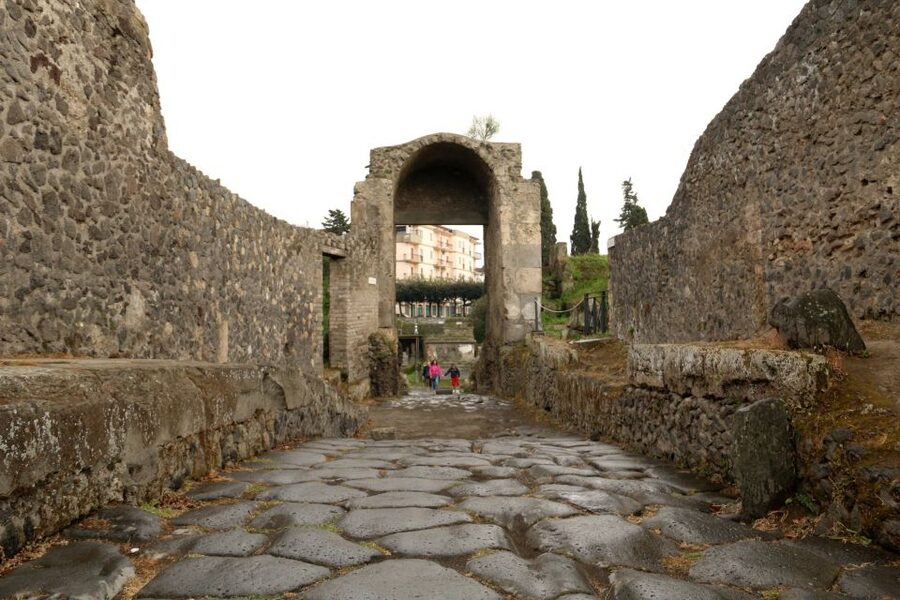 Pompeii 2-Hour Private Tour - Daily life on Roman streets: shops, class, and close neighbors