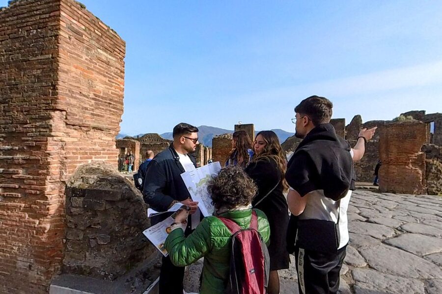 Pompeii: 2 Hours Skip the Line Visit with a Licensed Guide - Thermopolium: the ancient fast-food stop