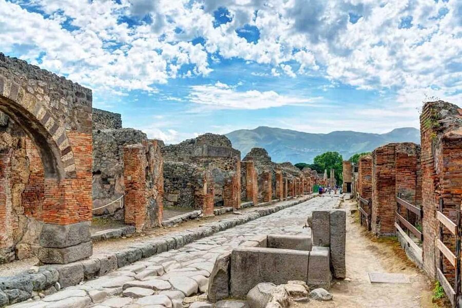 Pompeii : 2h small group tour with an archeologist - Following the streets and houses with guidance