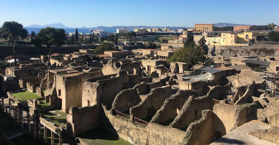 Pompeii and Herculaneum: Guided Tour with an Archaeologist - Meeting at Ristorante Suisse and getting oriented fast