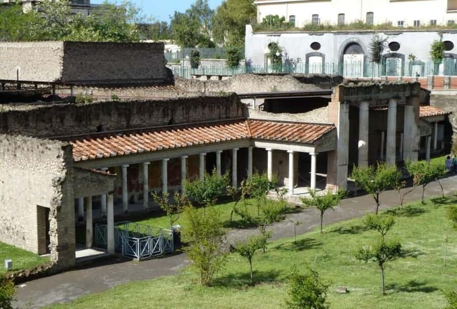 Pompeii and Oplontis: Small Group Tour with an Archaeologist - The 30-Minute Break and the Train to Torre Annunziata
