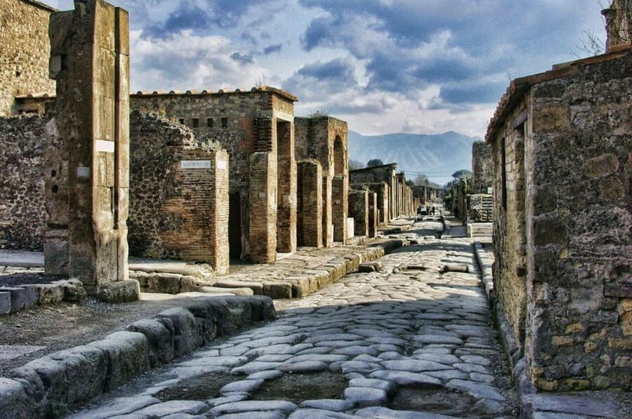 Pompeii: Entry Ticket & Guided Tour with an Expert Historian - Fast-track entry and the Piazza Esedra meeting point