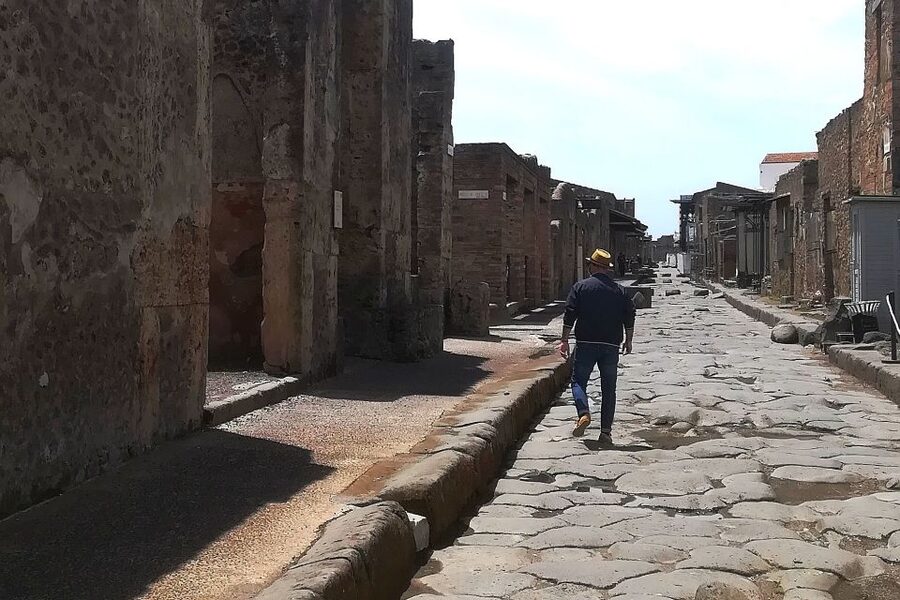 Pompeii: Guided Tour with Archaeologist with max. 12 People - Pompeii with an archaeologist: what “guided” really means here