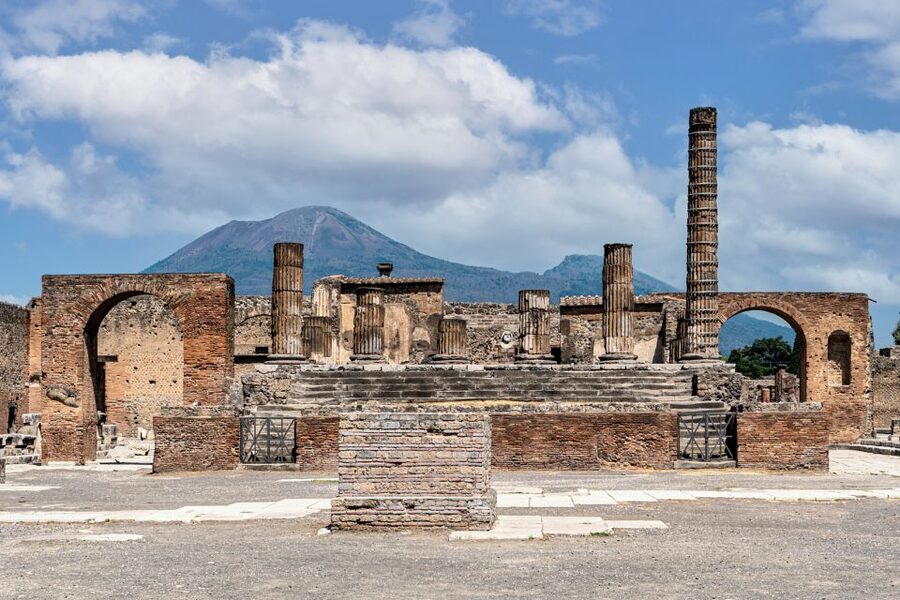 Pompeii: Guided Walking Tour with Entrance Ticket - Guides and headsets: hearing the story on foot