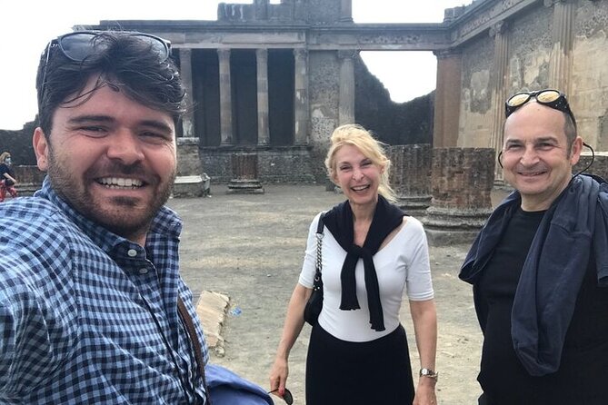 Pompeii Private Tour with Expert Guide - Via Villa dei Misteri meeting spot and how the private tour format works