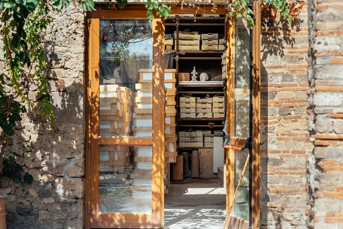 Pompeii PRIVATE TOUR With Locals: Ticket & Guide Included - Local hosting style that keeps pace realistic