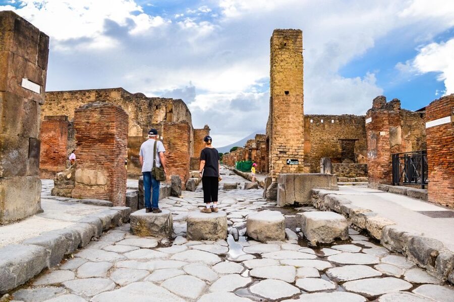 Pompeii Skip the line ticket+transfer from Naples - Naples to Pompeii: a simple 45-minute hop each way