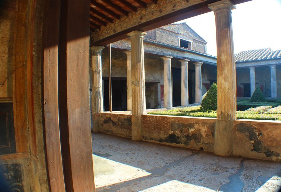 Pompeii: Skip-the-Line Tickets and Tour with Archaeologist - Walking on original volcanic stone pavement (and why that matters)