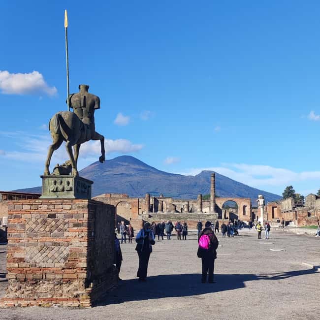 Pompeii Tour with Archaeological Expert and Lunch - The walk begins: turning street ruins into a city