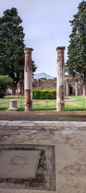 Pompeii Tour with Archaeological Expert and Lunch - Time to look up: photos, street textures, and short breaks