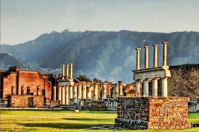 Private Guided Tour of Pompeii. Sunset Tour - Via dell’Abbondanza and Teatro Grande: street life and performance space