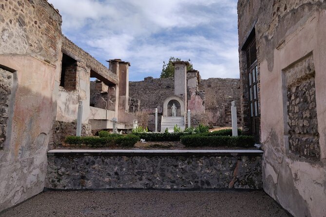 Private Pompeii Tour with Fast-Entrance Tickets to the Ruins & Exclusive Guide - Who should book this private Pompeii tour