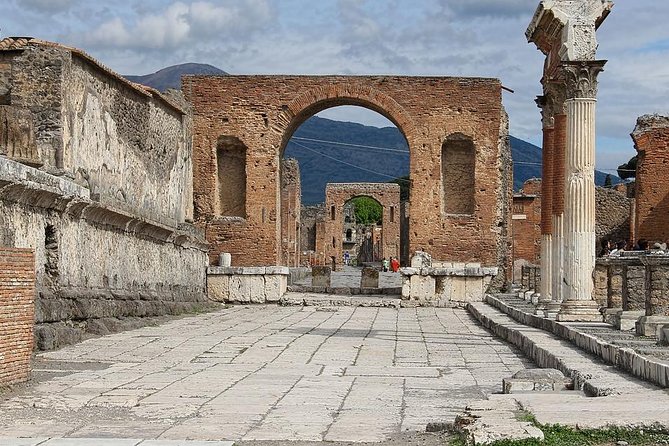 Skip-the-lines Private Tour of Pompeii Including the Theatre the Forum and all Highlights - How this private Pompeii route works in about 2.5 hours