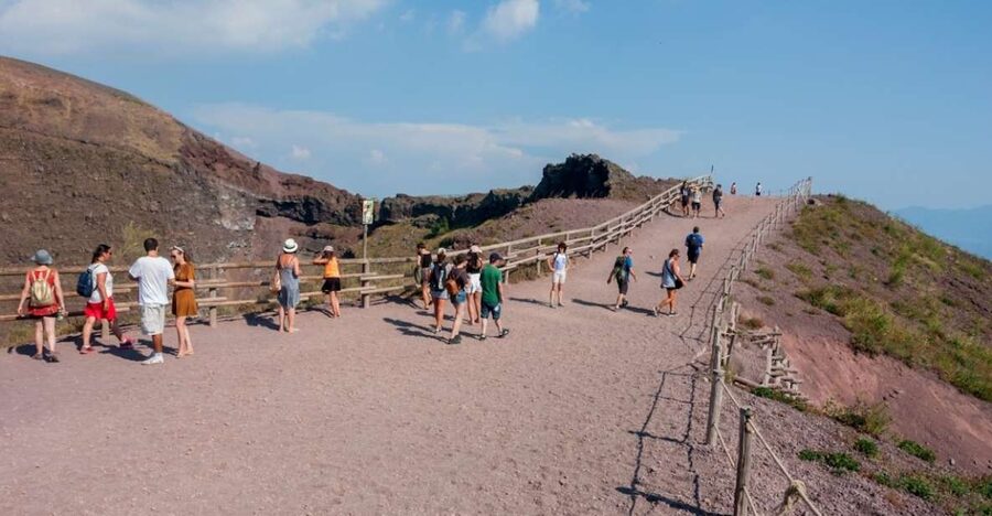Vesuvius and Pompeii Transfer + Entrance for the Vesuvio - Vesuvius Park hike: how your 2 hours will feel