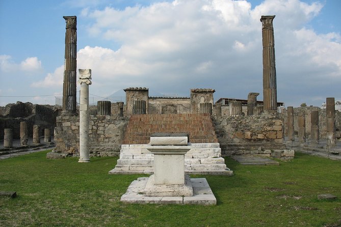 Visit in Pompeii - Pompeii Private Tour with Ada - A private Pompeii tour that keeps you from getting lost in the ruins